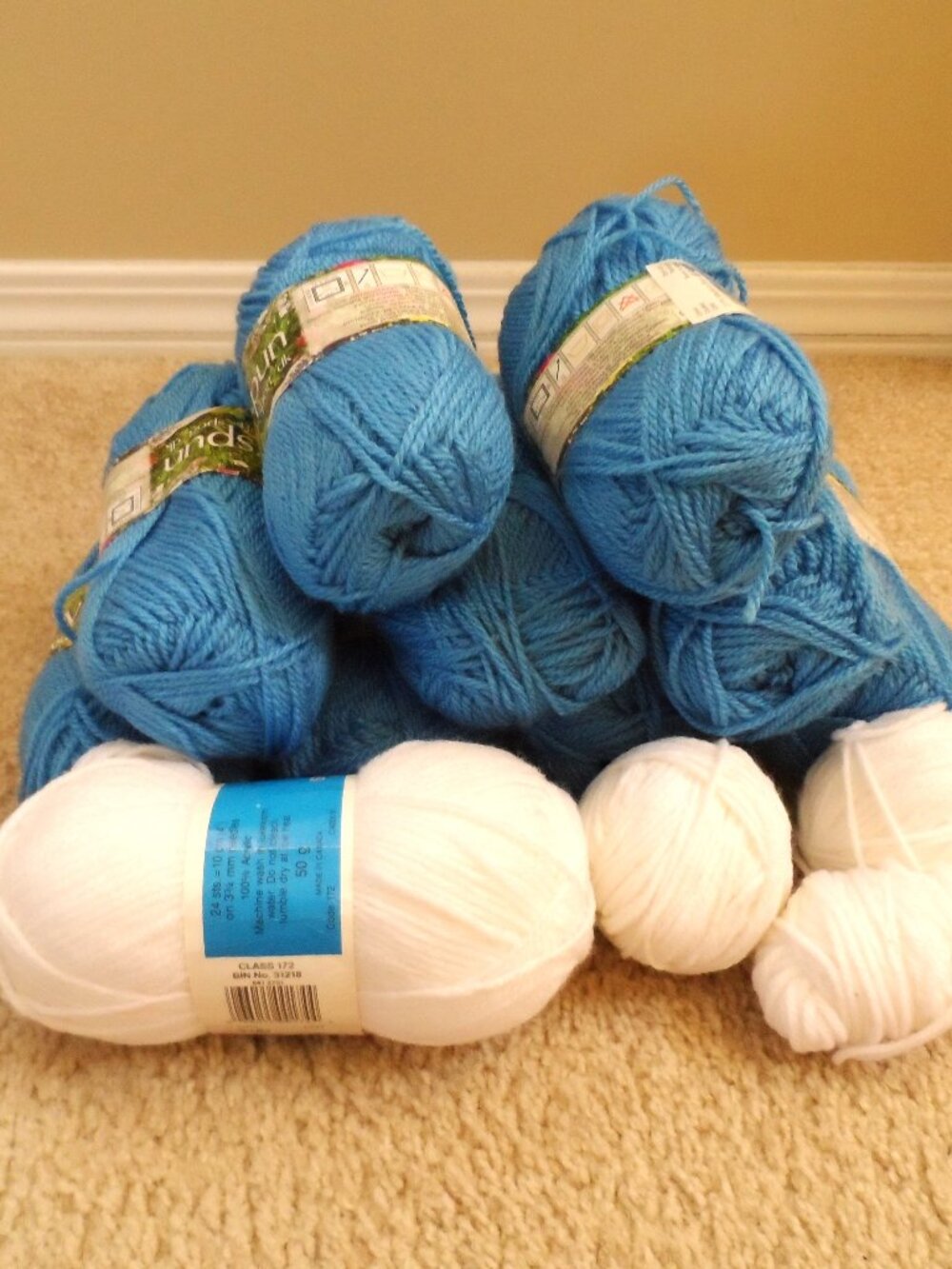 bundle of blue and white yarn skeins- 500gr/1lb